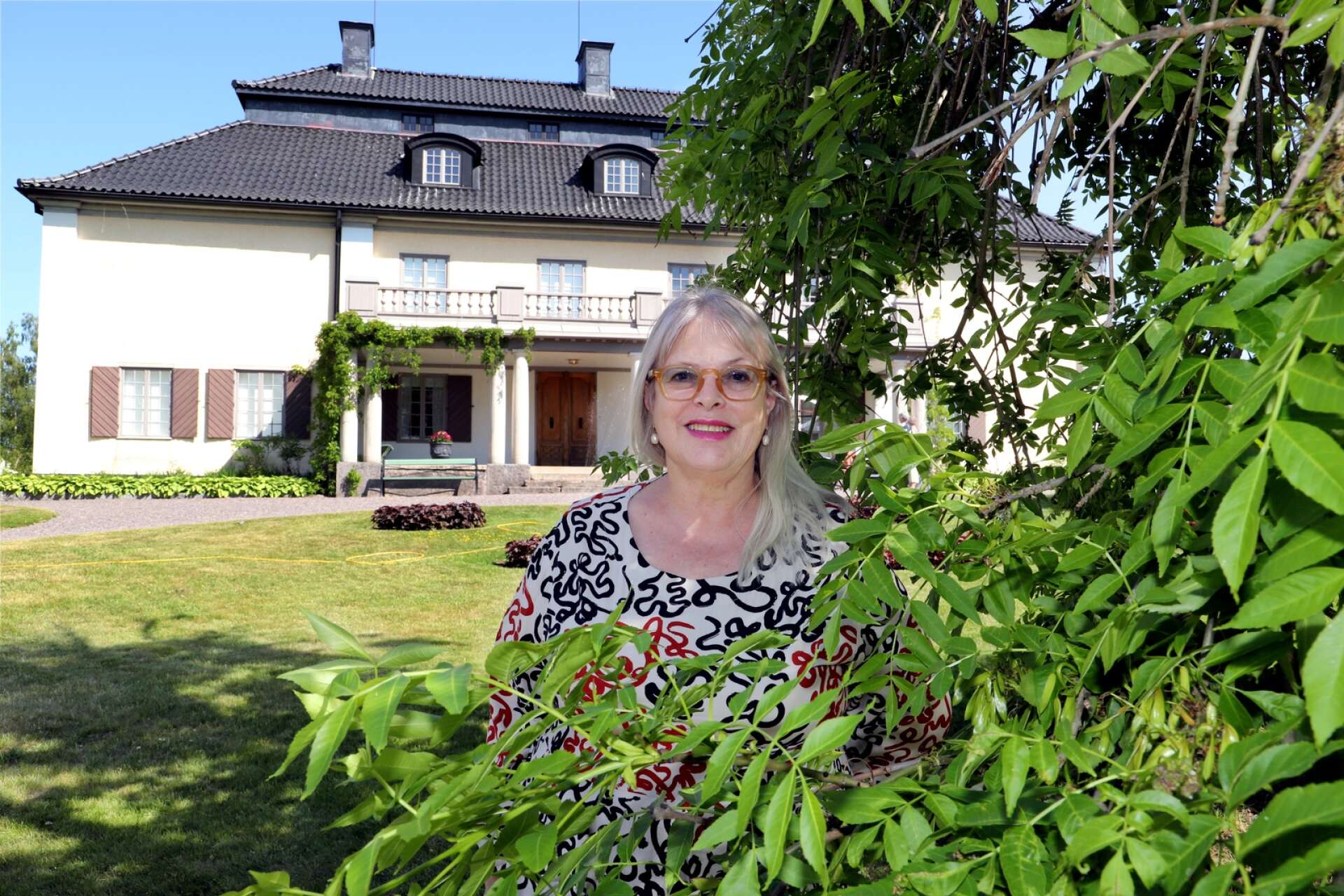 Yvonne Ihmels bor i Stockholm men är född i Lysvik och en släktforskande släkting har hittat släktrötter så långt tillbaka som 1700-talet på Bada bruk. Hon är dessutom sjundedels-kusin till Buzz Aldrin, månfararen.