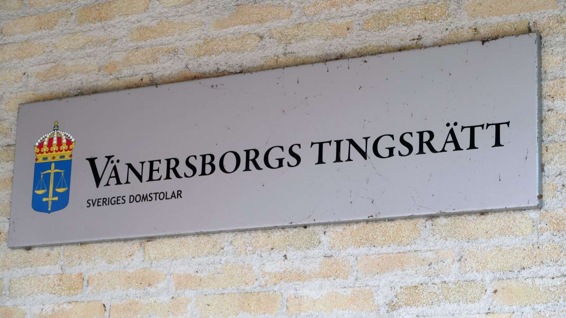 Vänersborgs tingsrätt biföll begäran om förlängd häktningstid. 
