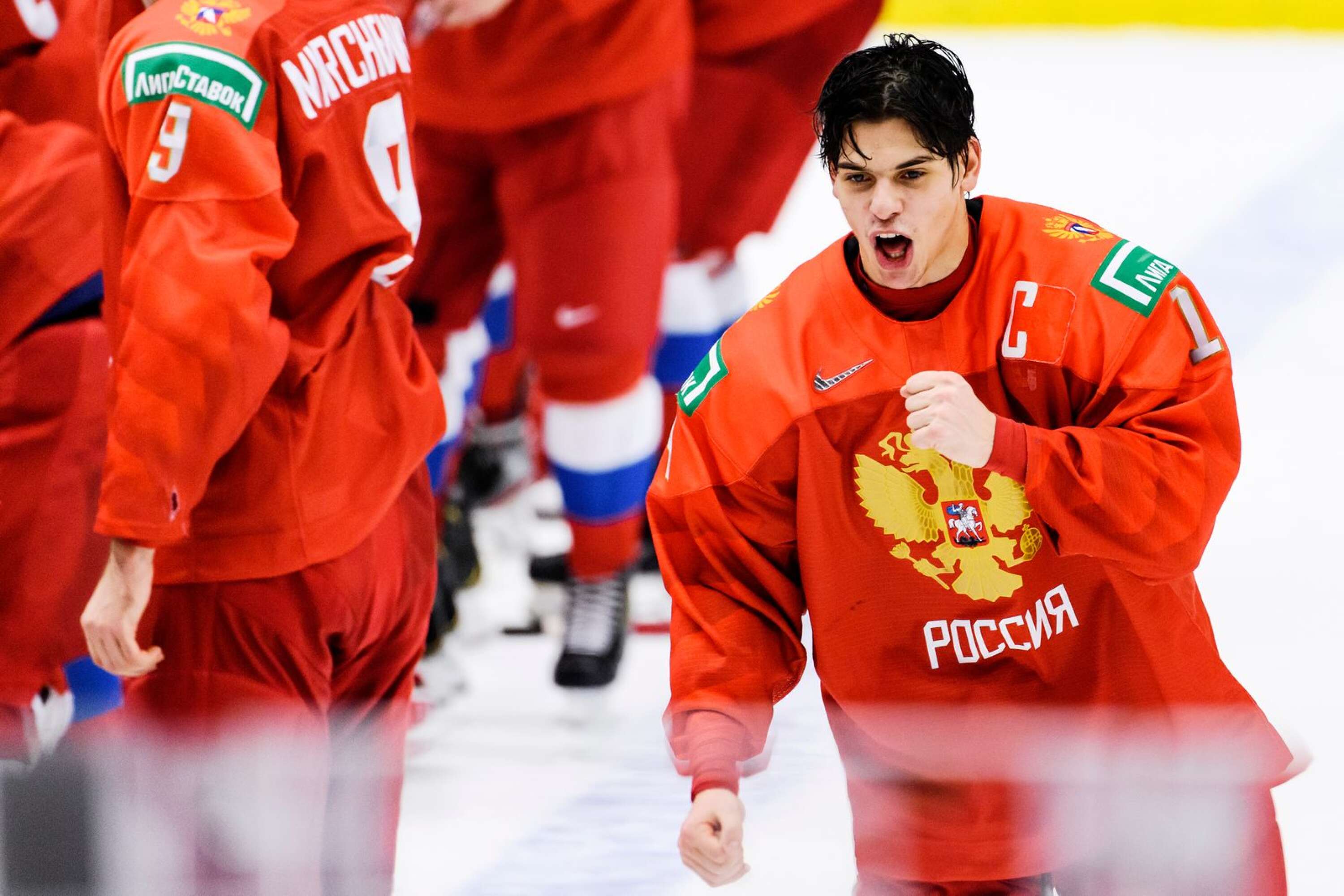 Rysslands Grigori Denisenko jublar efter lördagens semifinal i Junior-VM 2020 i ishockey mellan Sverige och Ryssland i Ostravar Arena.