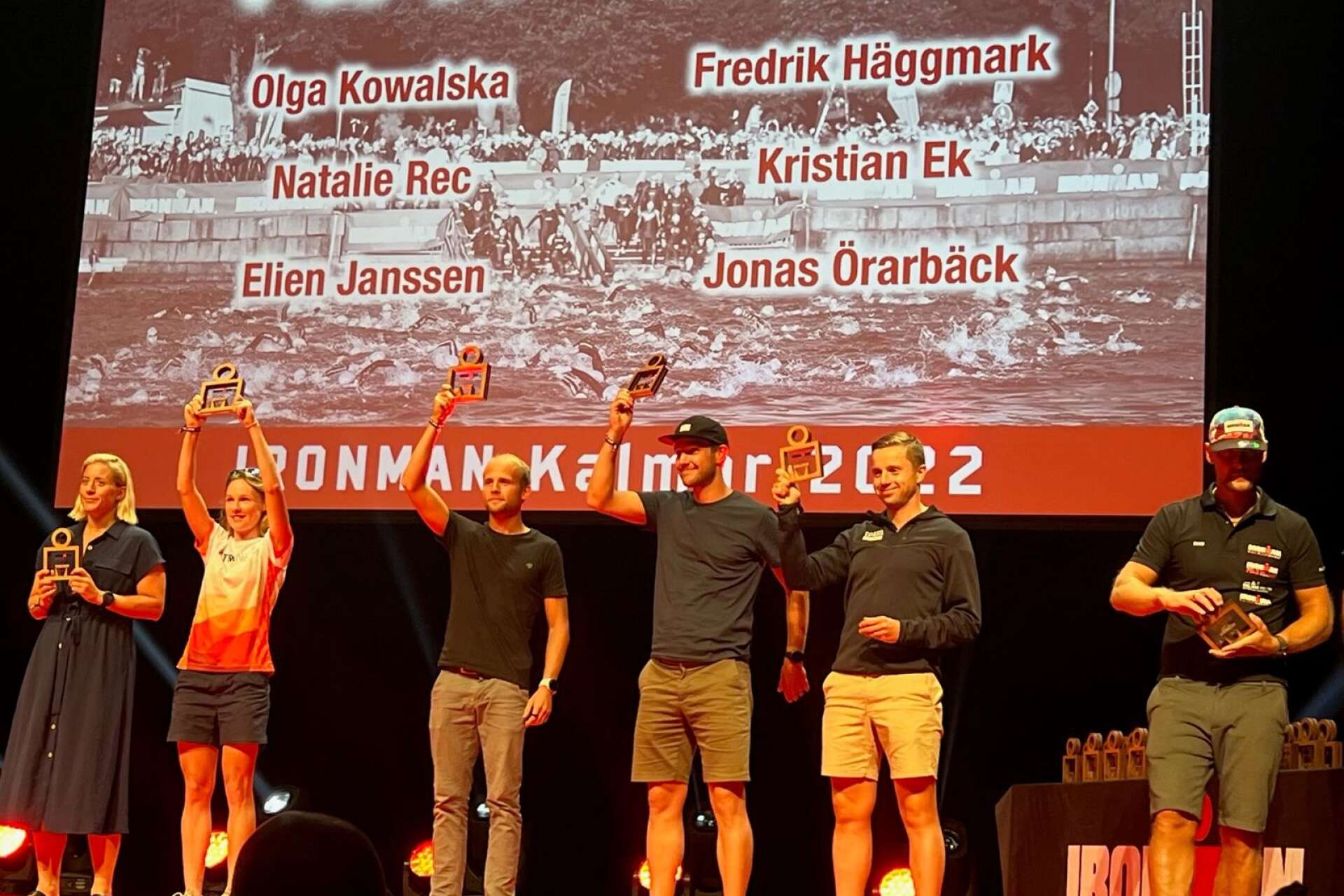 Fredrik Häggmark (i långbyxor) mottog sitt pris.