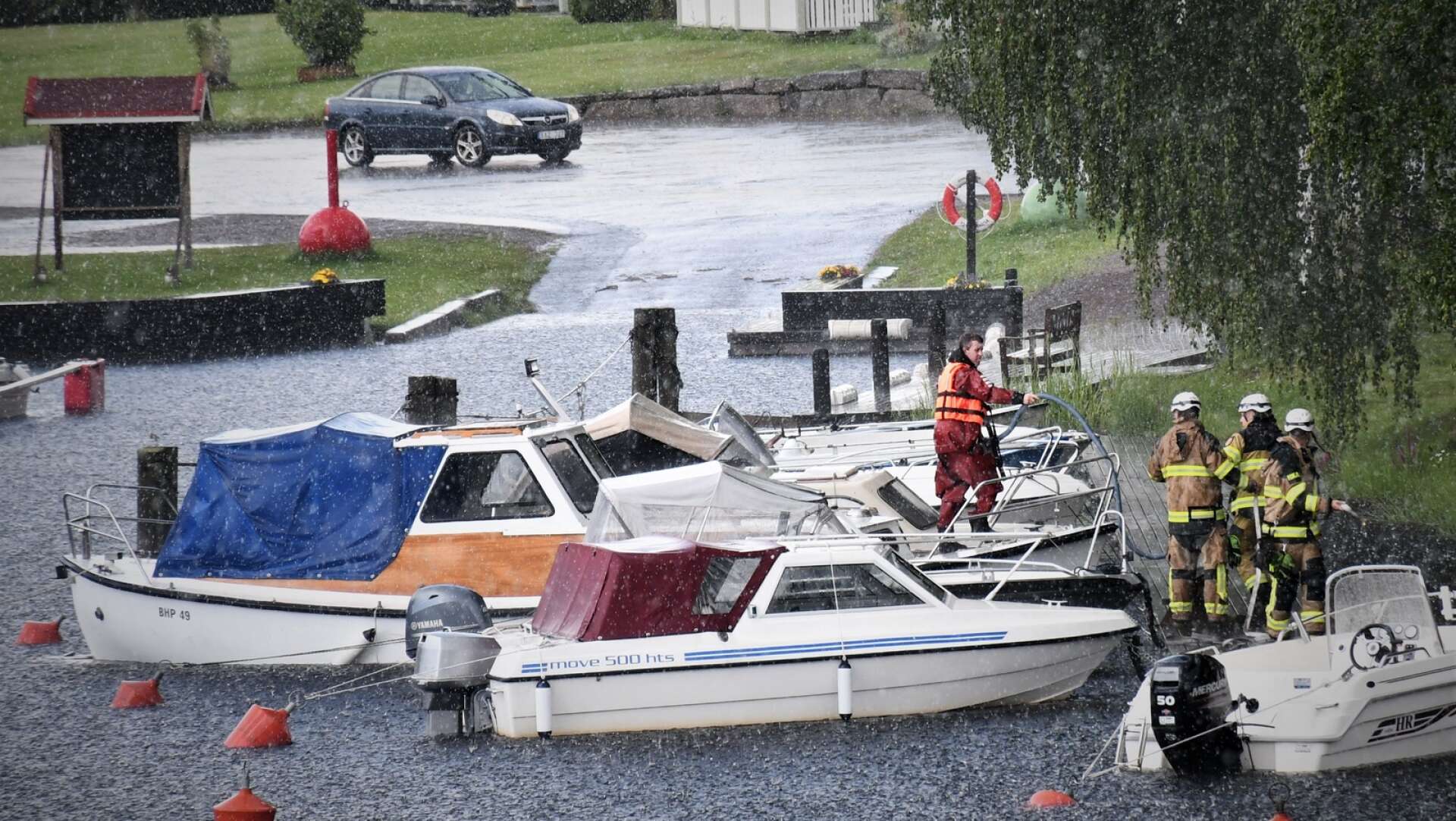 Ett plötsligt störtregn hjälpte inte direkt till att få ordning på vattensituationen i den drabbade båten.
