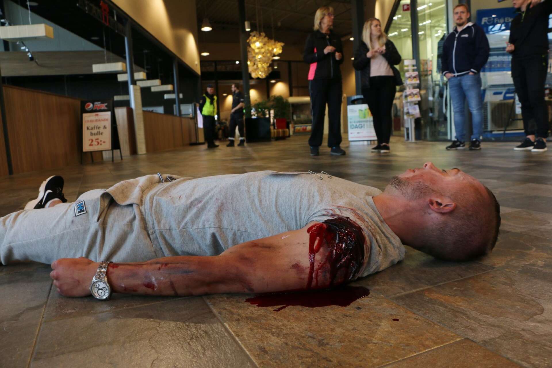 Terrorövning Charlottenbergs shoppingcentrum.