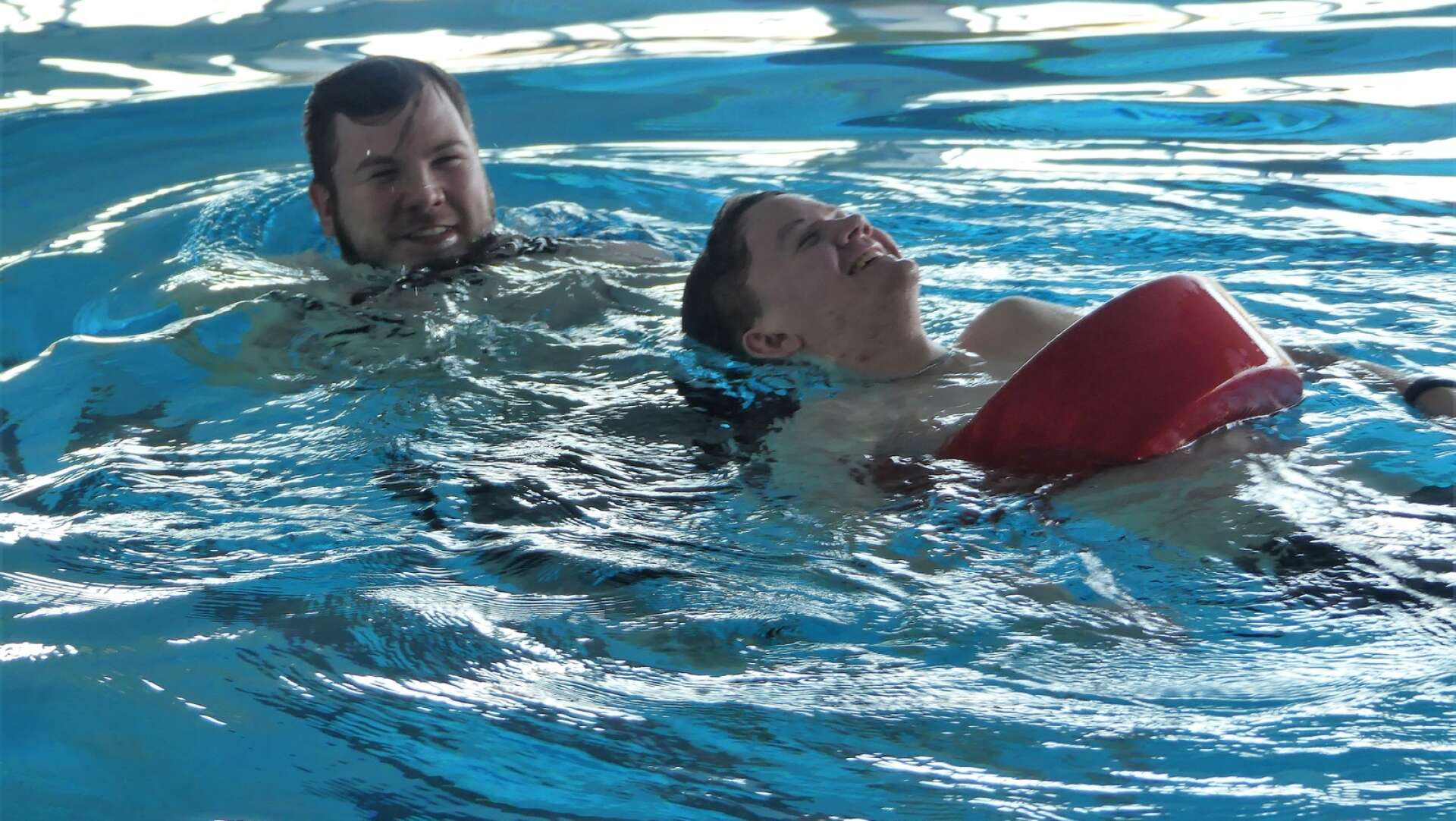Tom Jansson och Oscar Persson Teiler är två av Säffle simhalls badvakter, som ska se till att allt flyter på under de intensiva sportlovsveckorna.