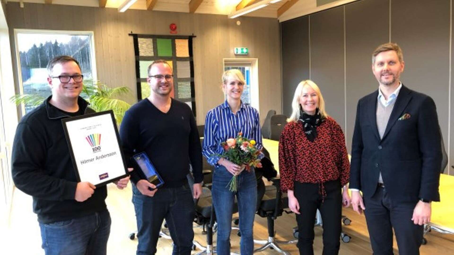 Karl, Nils och Kari Andersson överraskades av Kathrine och Mikael Löfberg som överlämnade Löfberg family business award.