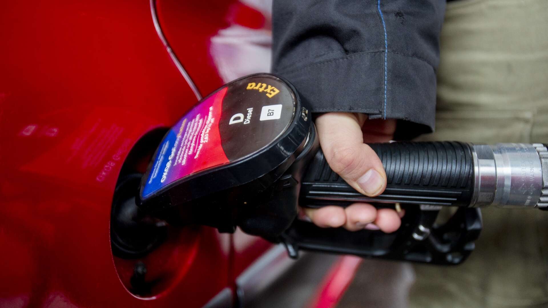 Nyårsafton kan vara sista dagen att tanka diesel under 20 kronor per liter.