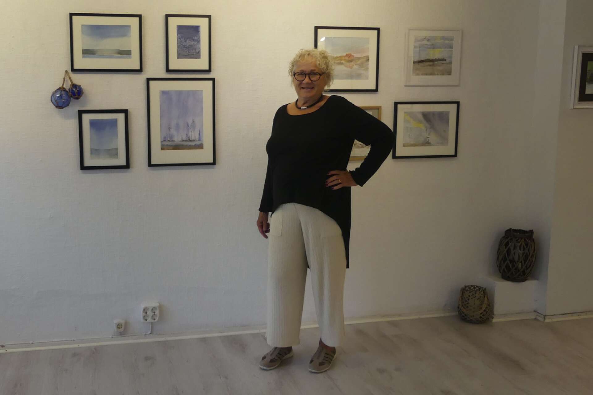 Konstnären Charlotte Payne Skoog från Åmål startar höstens utställningar på Galleri 2 med att hänga upp sin akvarellkonst.