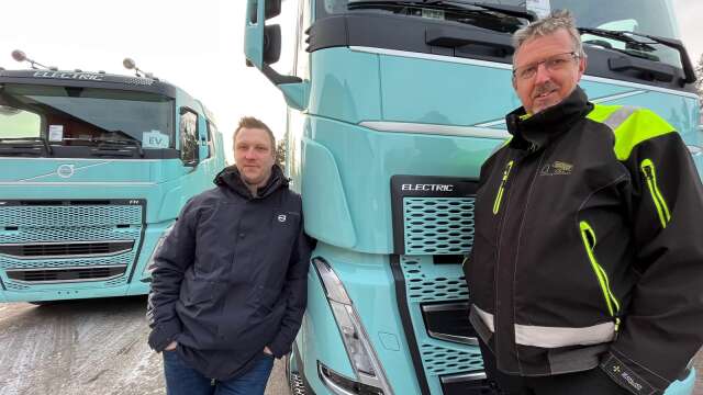 Mattias Wennerstrand och Ove Wennerstrand på Lastvagnsmontage i Eda.