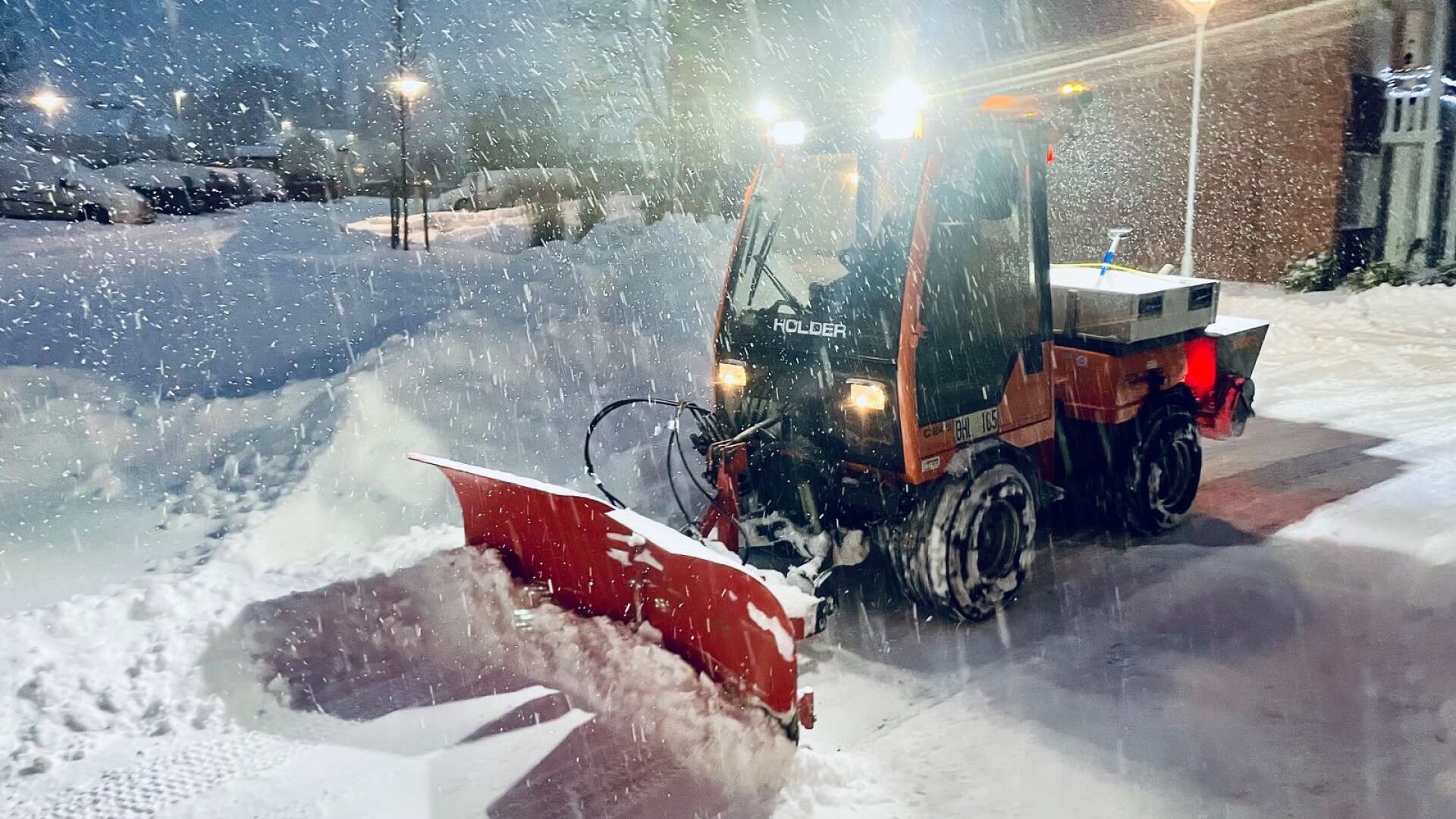 Hjo kommun har fullt upp med att ploga i Hjo tätort med omnejd efter nattens snöfall. (ARKIVBILD)