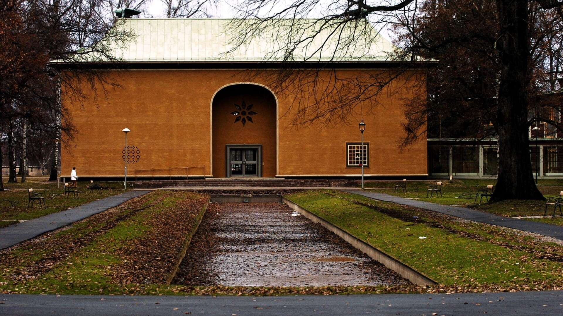 Den högtidliga byggnaden, som utgör Värmlands museums äldsta del, invigdes 1929 och är ritad av arkitekten Cyrillus Johansson. I slutet av mars ska renoveringarna efter vattenläckan förhoppningsvis vara klara och lokalerna beredda för återöppnande. 