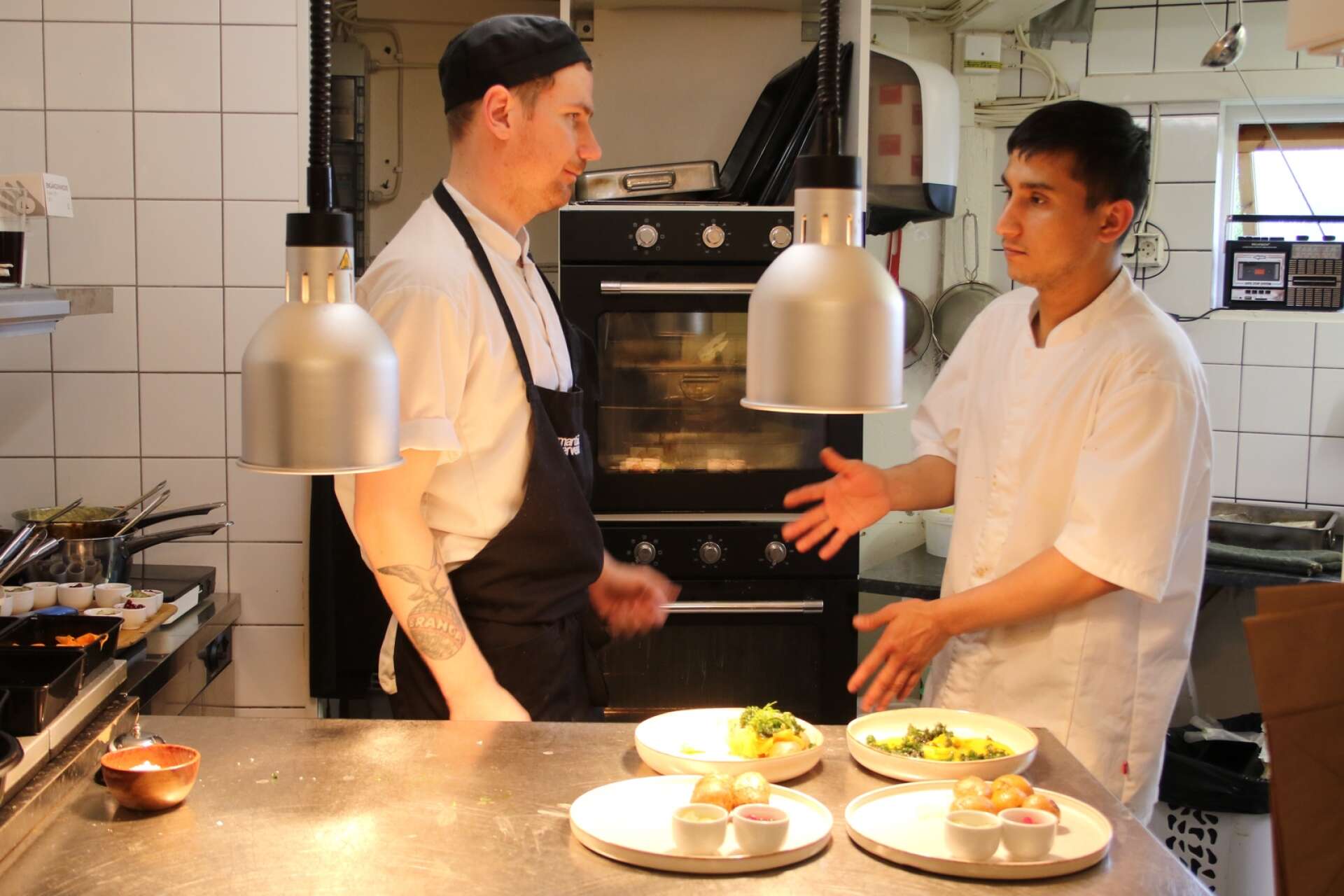 I rollen som arbetsledare i köket får Robin Jobs bland att jobba tillsammans med Ilhamdin Amini som går lärlingsutbildningen till kock i Filipstad.