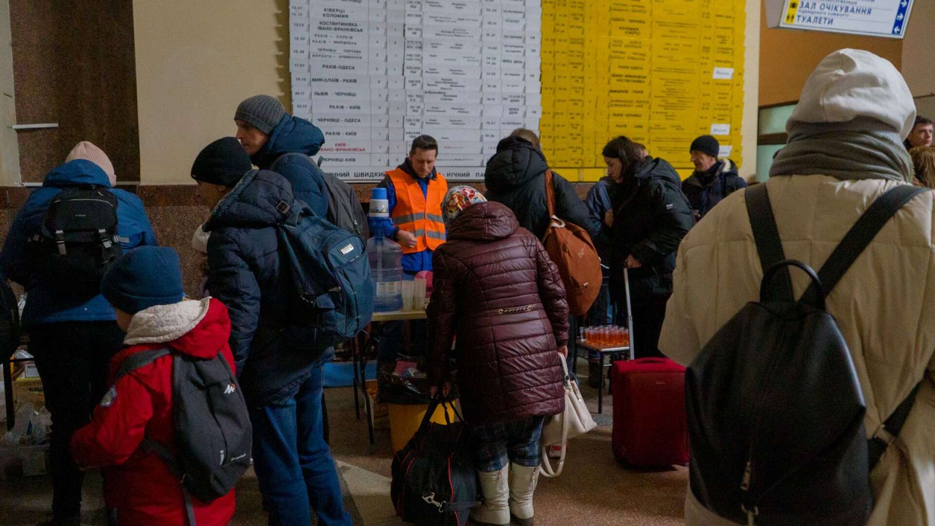 Volontärer från en civilsamhällesorganisation tar emot internflyktingar på järnvägsstationen i Ivano-Frankivsk i västra Ukraina.