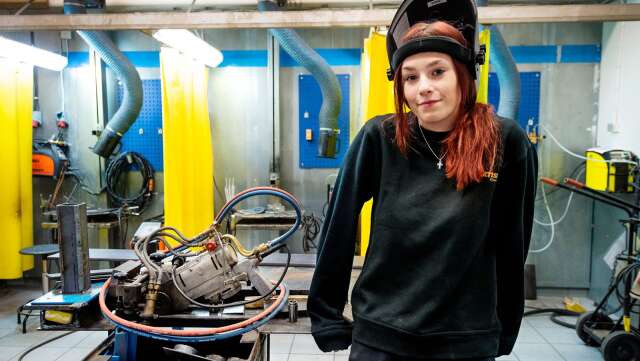 Linnea Thelin, 17 år, läser svetsinriktning på industriprogrammet. Praktiska gymnasiet är den enda gymnasieskolan i Karlstad som har kvar industriprogrammet.