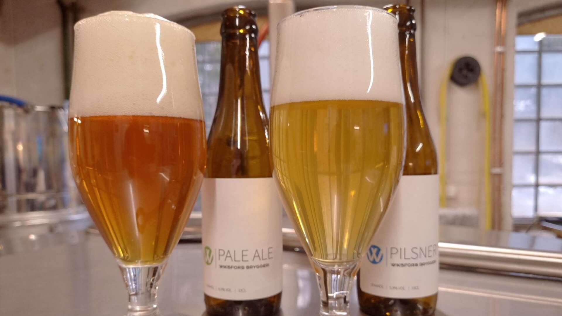 Systembolaget lanserar i april Wermlands Bryggeris nya sorter som är en pilsner och en pale ale. De stilrena etiketterna har Anders Nilssons själv designat. 