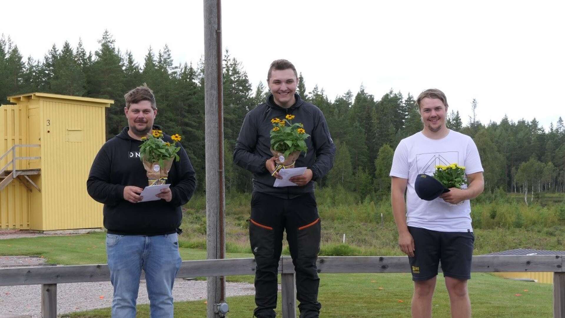 Anton Svahn (mitten) åkte vann sin första individuella SM-medalj på seniornivå. Dessutom den ädlaste av valörer. Till höger syns även kusinen Johan Svahn, som tog brons.