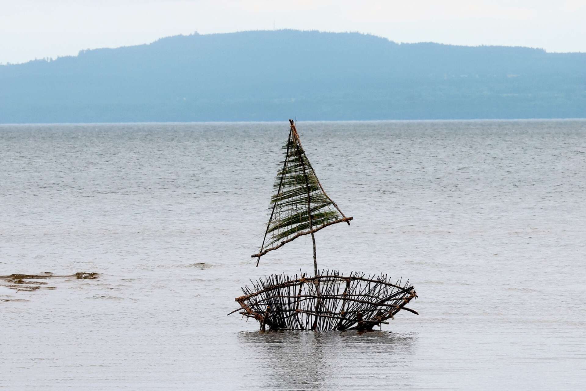 Klara Svensson och Clara Söderqvist har skapat den tredimensionella båt som står i sjön vid Skogshyddan. 