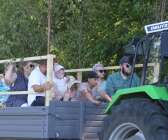 Traktorförarna stod redo för besöksanstormningen i Fengersfors med extra många lövade kärror.