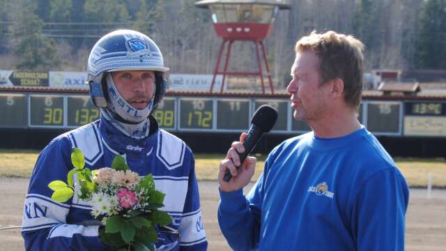 Nicklas Nilsson vid segerintervju efter att vunnit i en tidigare start med Marcia Griffiths och detta på Åmålstravet.