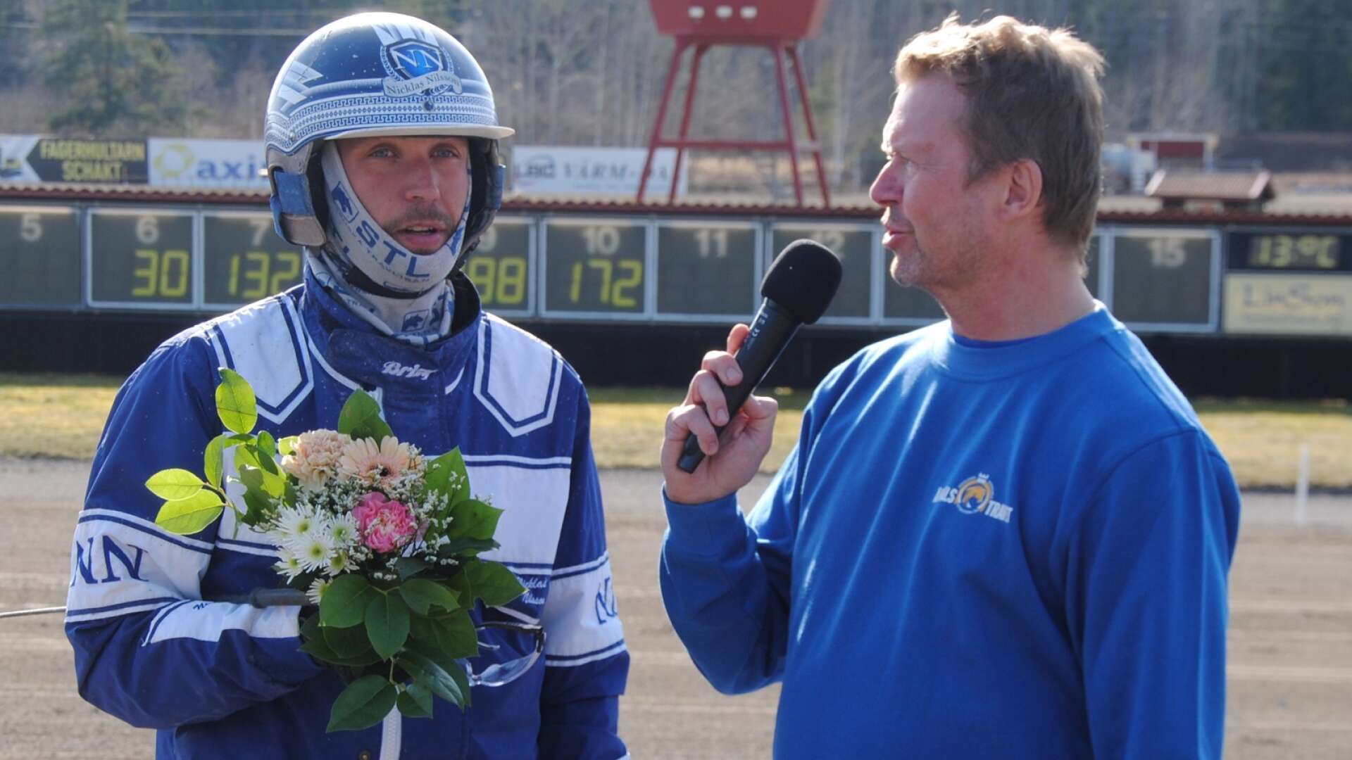 Nicklas Nilsson intervjuas av Fredrik Bengtsson efter segern med Marcia Griffths.