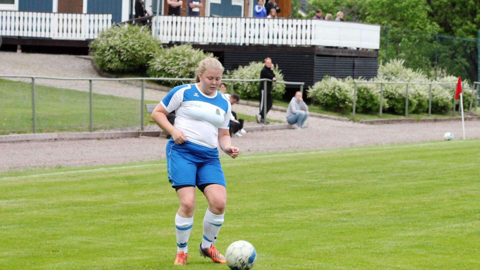 Lovisa Blom har gjort fem mål i seriespelet med Ed hittills den här säsongen. På torsdag väntar match mot Hertzöga i Svenska cupen.