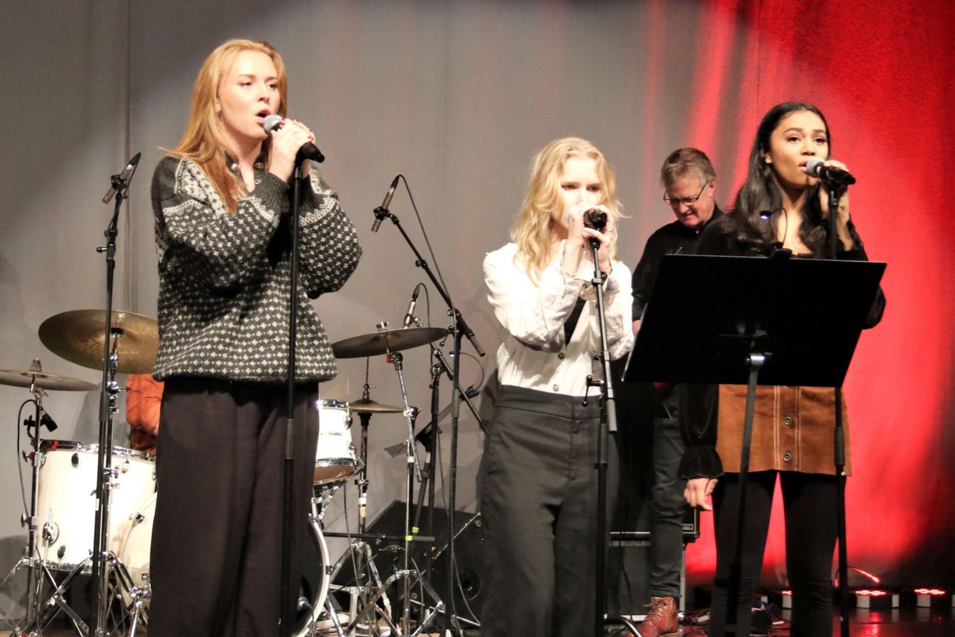 Emma Bohm Forsberg, Teresia Freiholtz och Amanda Miller Andersson i Ensemble 3 underhöll och bjöd på fina julsånger på Karlbergsgymnasiets julavslutning.