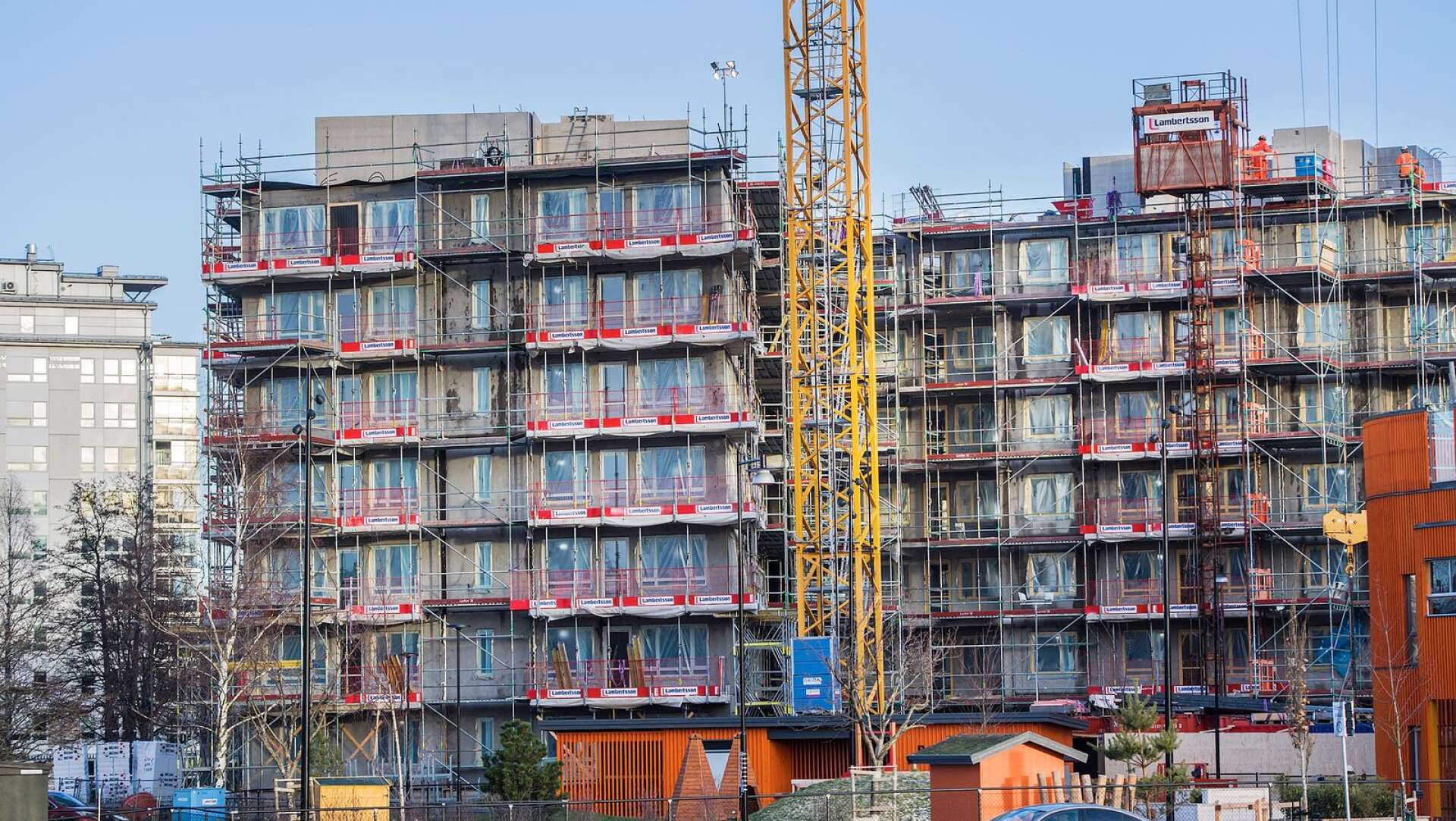 I Karlstad byggs många nya bostäder. Enligt Fastighetsbyrån finns fortfarande efterfrågan på nyproduktion och i Värmland ökar fortfarande bostadsrättspriserna, till skillnad mot övriga landet.