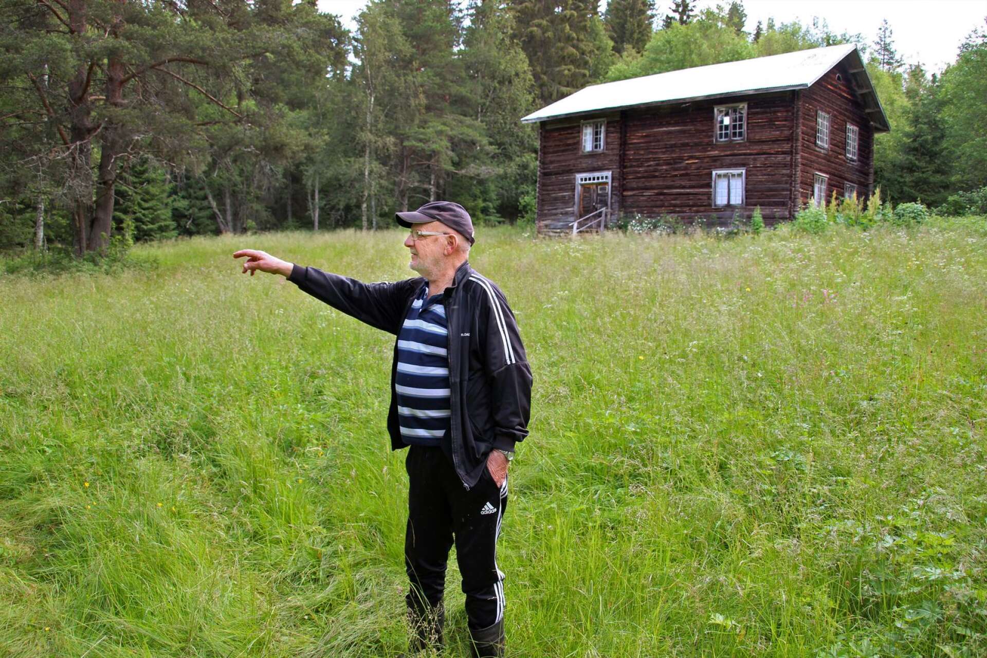 Här var gårdens gamla loge. Björn Werme pekar ut läget.