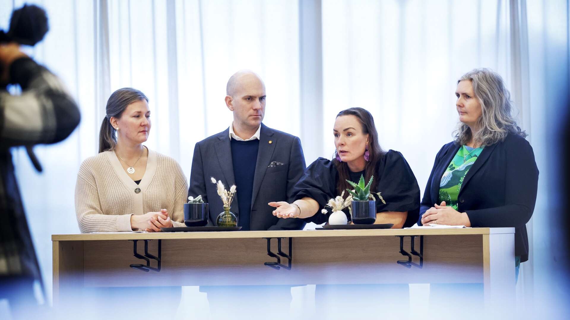 Kommunalråden Frida Nilsson (C), Andreas Tallgren (S), Linda Larsson (S) och Monika Bubholz (MP) presenterade på måndagen det grönröda styrets förslag till ändringsbudget för 2024.