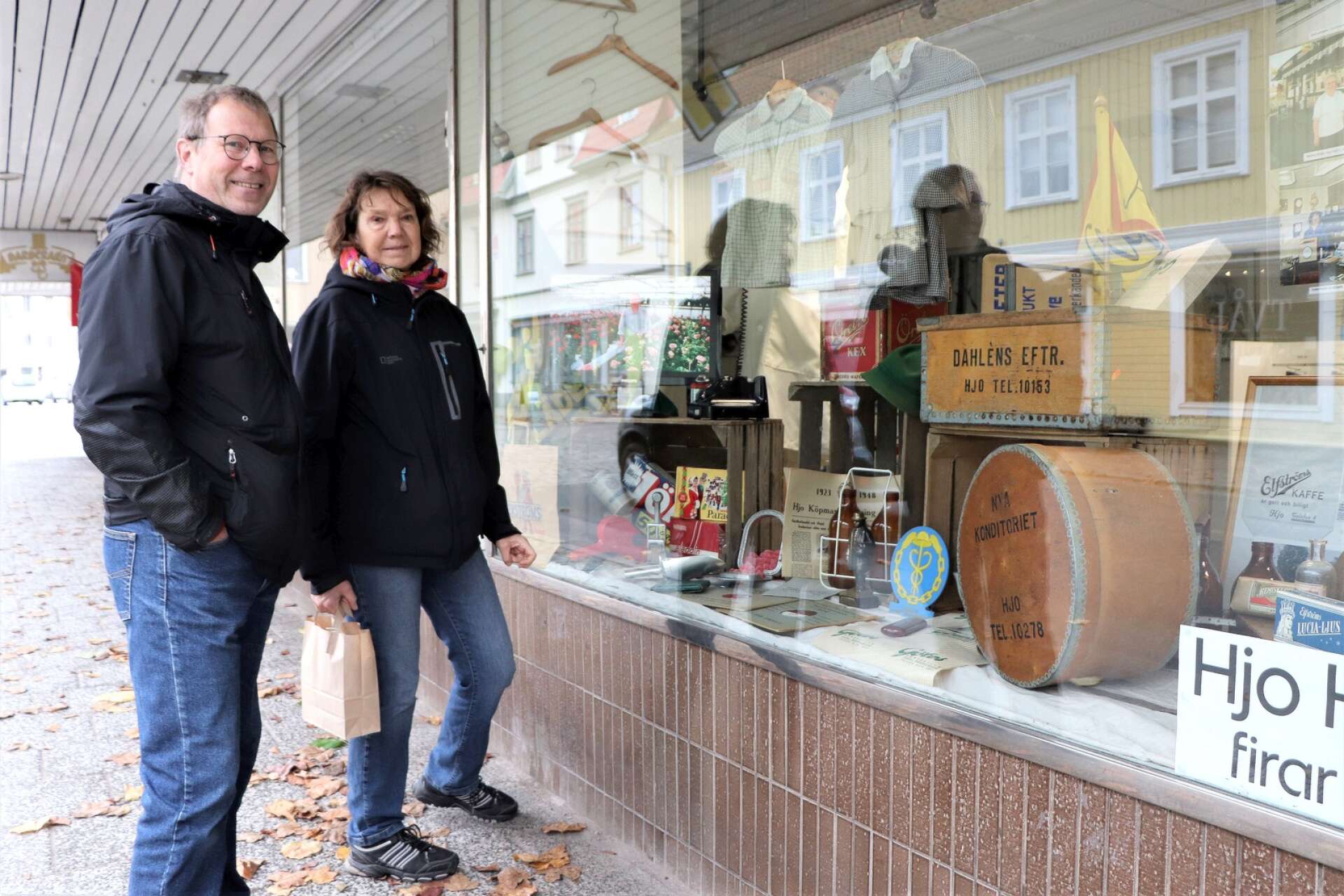 Kerstin och Lars Åke Thornblad från Linköping beundrade skylten. Kerstin som kommer från Hjo kände igen flera av butikerna som visades.