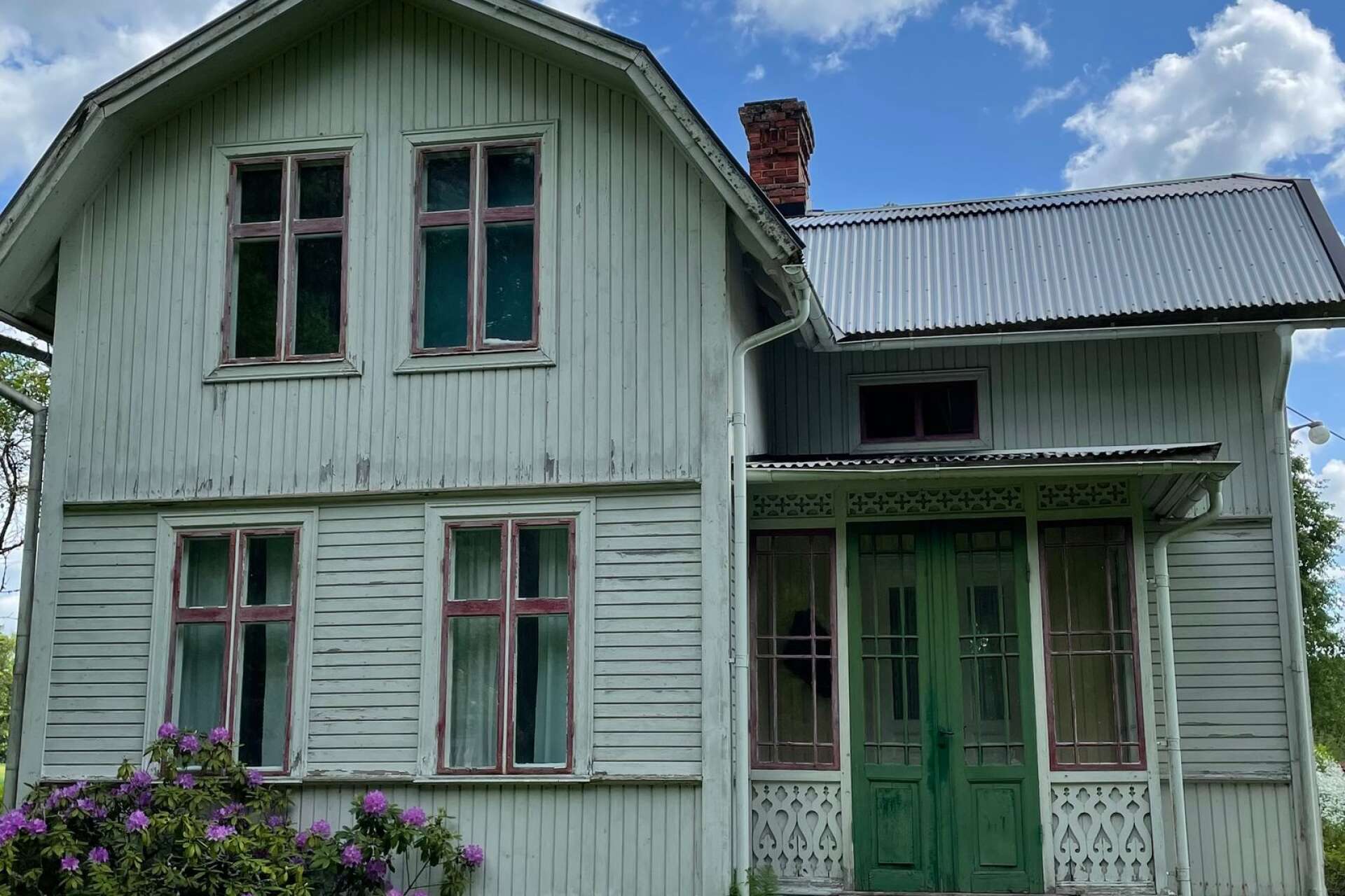 Ett yngre par från Bromma har köpt detta hus och vill renovera det till ursprunget.