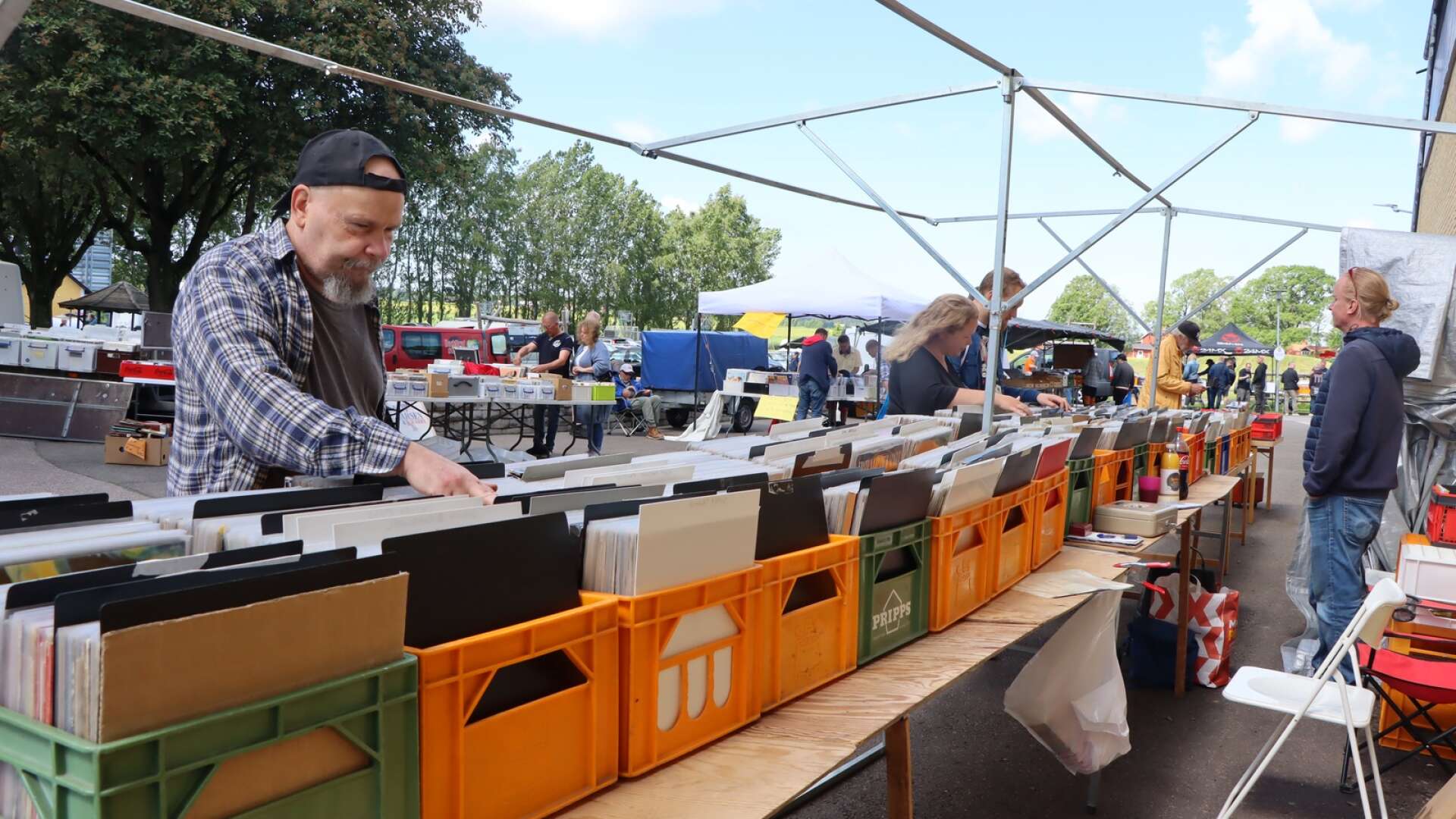 Hundratusentals vinylskivor fyller mässan på Regnbågsskolan till helgen.