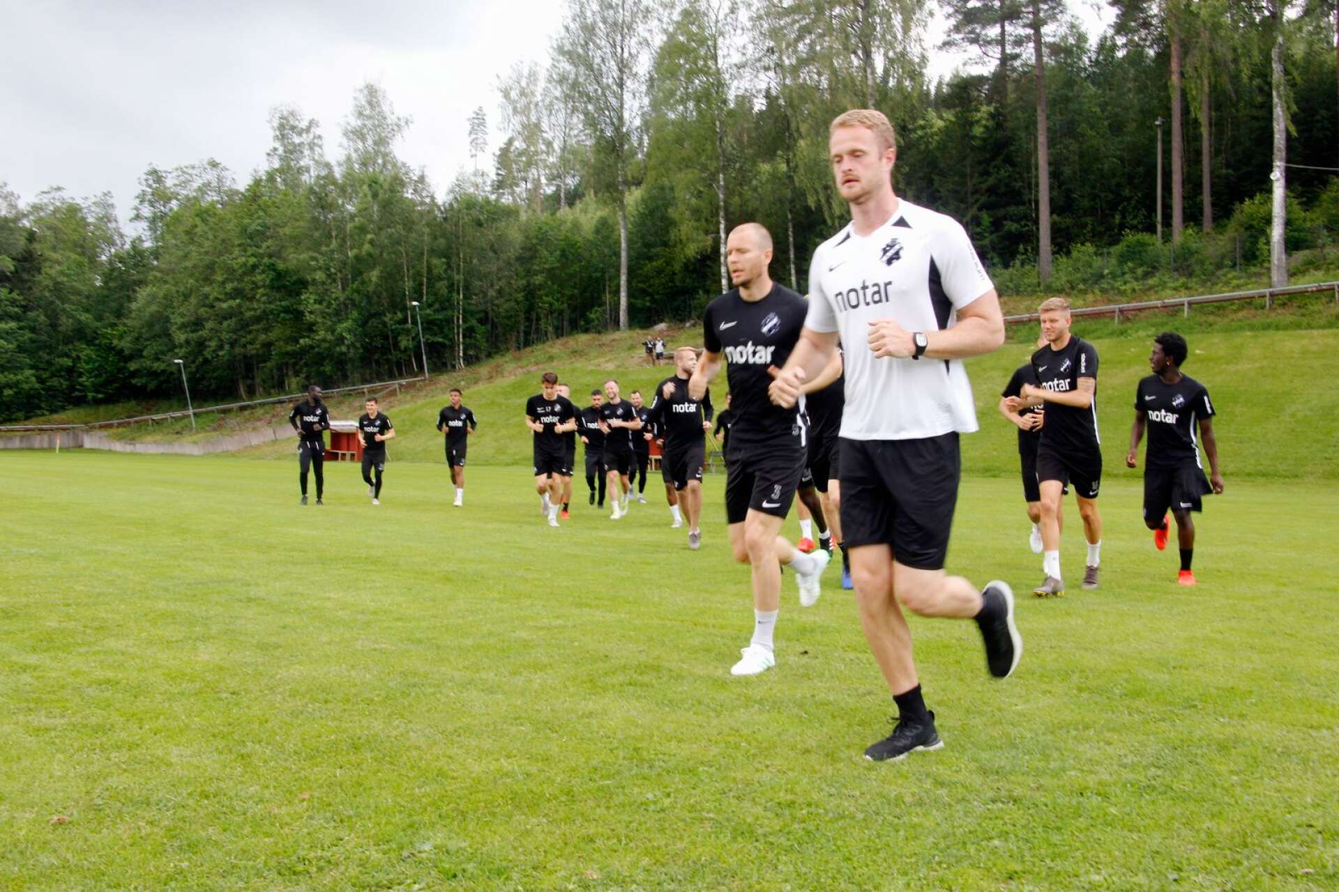 AIK tränade lätt på Långevi IP:s B-plan.