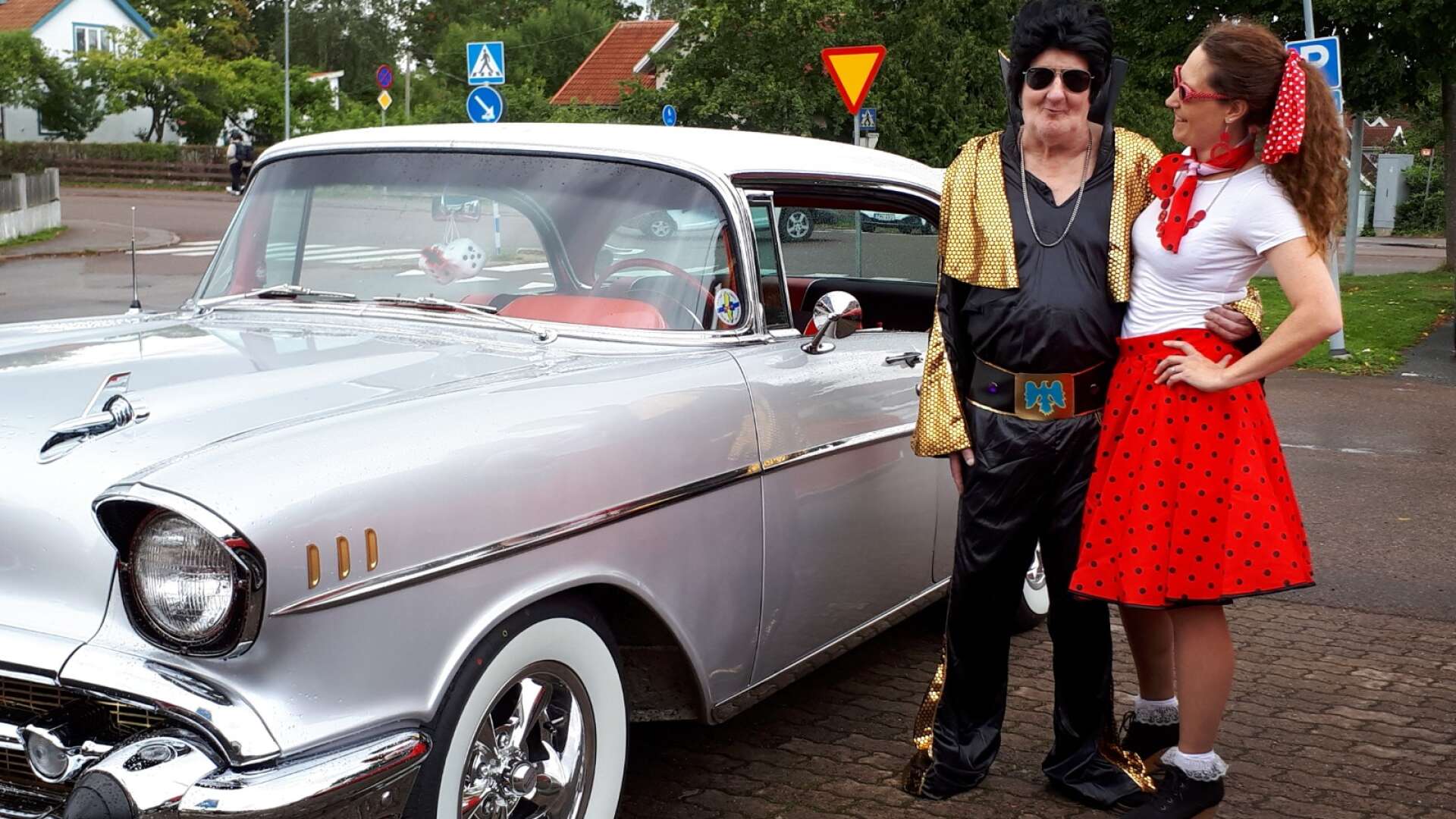 Lennart Berg och Ann Lindén, gruppledare på Träffpunkten Magnolia, poserar vid en tjusig 50-tals bil under Elvisfesten.