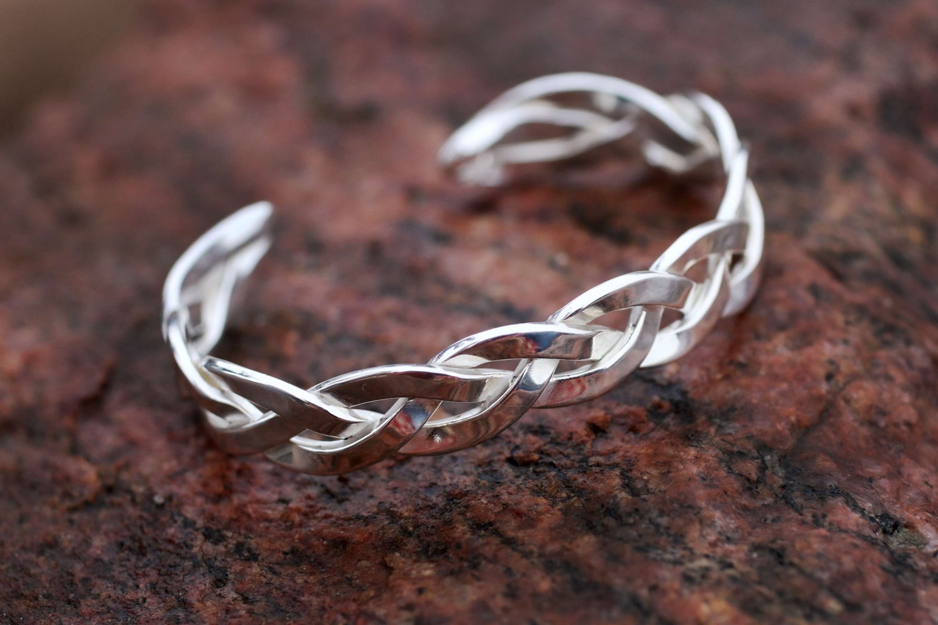 Förutom ringar tillverkar Mariestadsbördiga Daniel Paskota armband och halsband i sin verkstad.