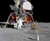 Aldrin plockar fram instrumentpaketen EASEP (Early Apollo Scientific Experiments Package).