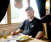 Daniel Turesson från Rudskoga brukar besöka Diner 26 i Nybble ungefär en gång i veckan.