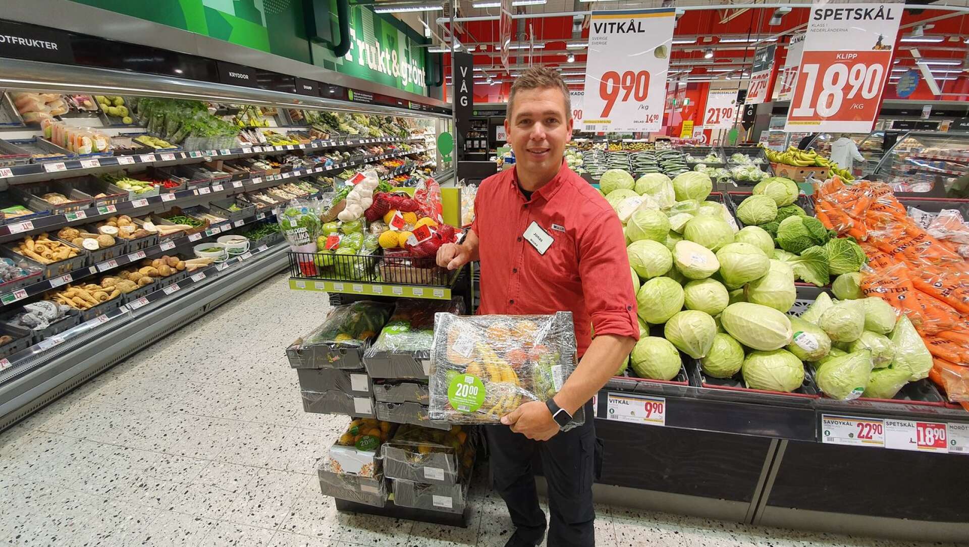 Butikschef Jonas Gustavsson är stolt över att ligga i toppskiktet i landet när det gäller att rädda frukt och grönt från att slängas.