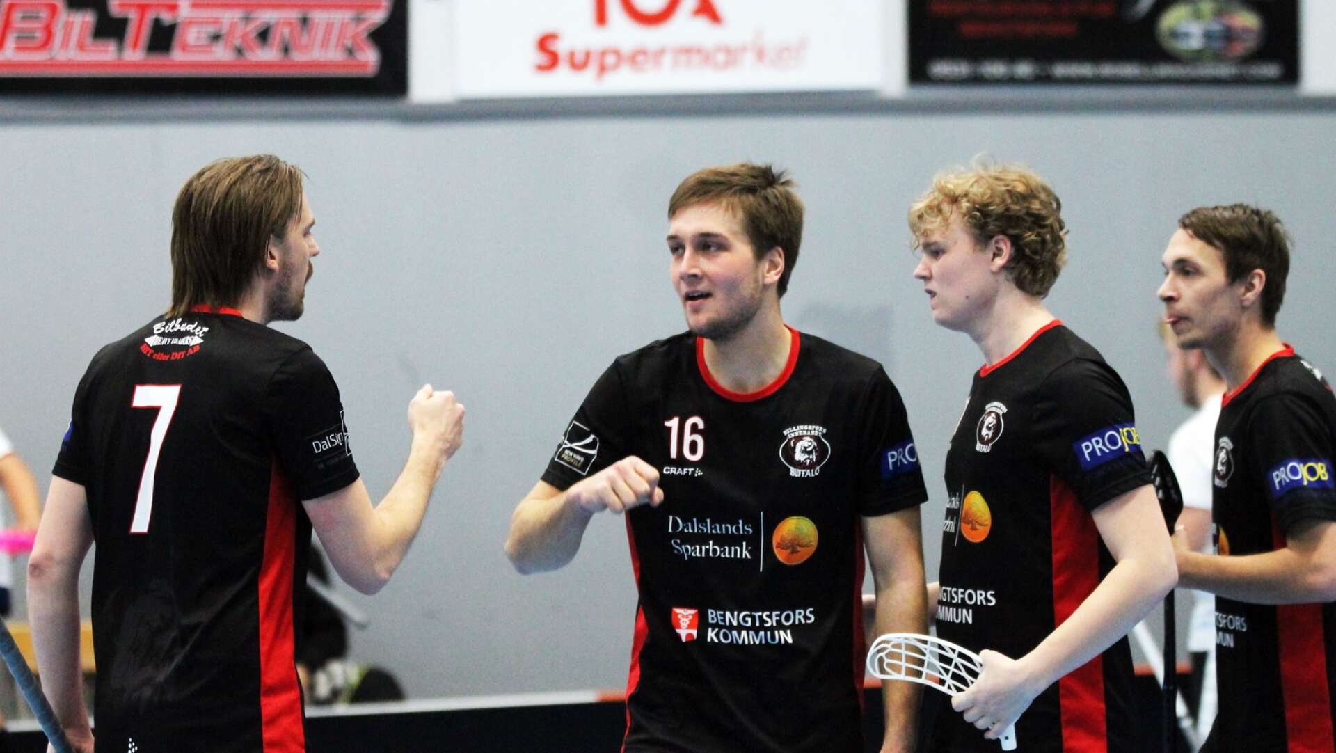 Anton Hansson (i mitten) satte dit 1–0. Här firar han med framspelaren Sebastian Skogland (till vänster). 
