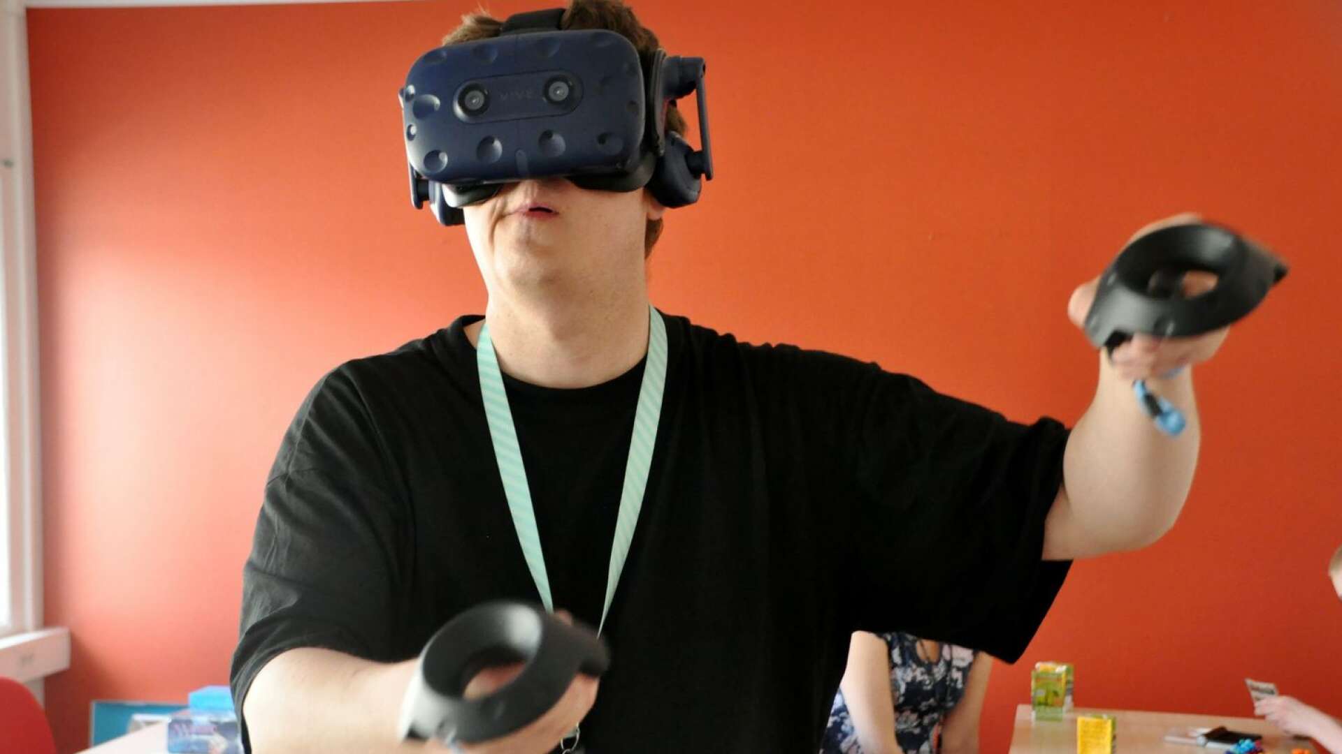 Virtual Reality. På bilden syns Ronny Kjaer testa Virtual Reality, som är en form av datorsimulerad verklighet.