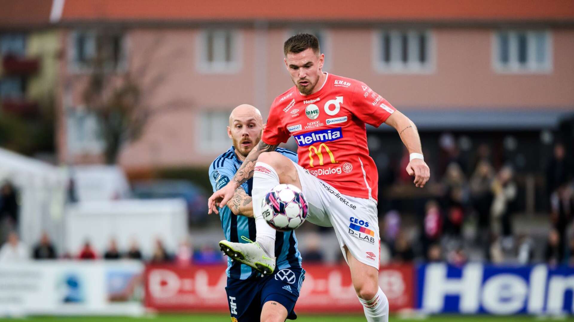 Rasmus Örqvist i duell med Djurgårdens Magnus Eriksson i 3–0-skrällen på Stora Valla 1 oktober. 
