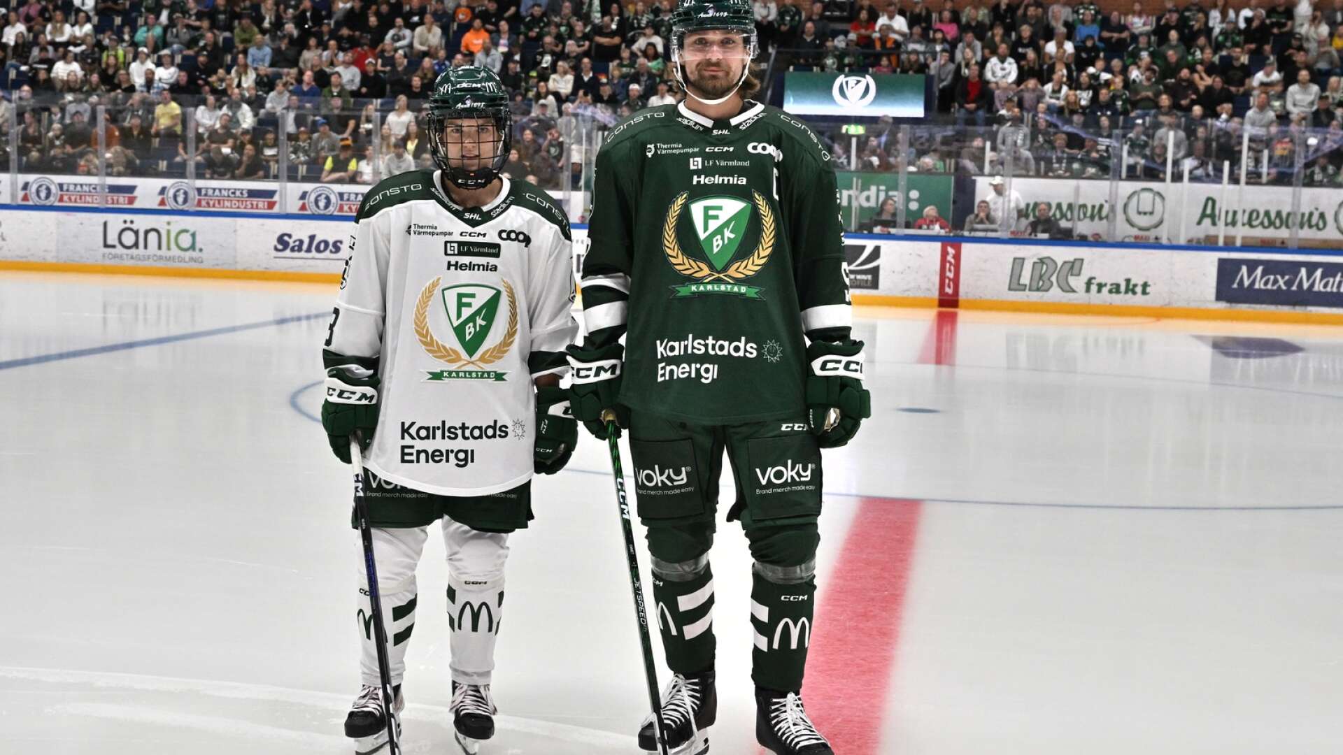 Linus Johansson och Emma Murén visar upp Färjestads nya matchställ.