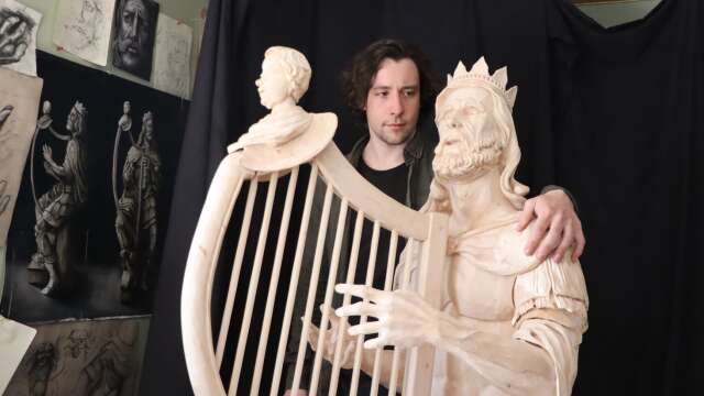 Olivier Lando Trottein har skapat en träskulptur av kung David som spelar harpa, som ska utsmycka De la Gardie-orgeln som återskapas i Varnhems klosterkyrka. 