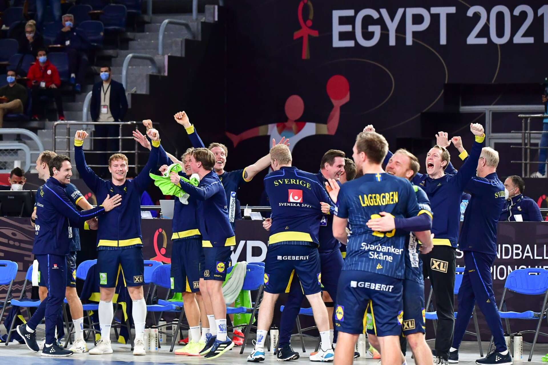 Sveriges landslag jublar vid segern med 32-26 i semifinalen mellan Frankrike och Sverige i handbolls-VM i Cairo Stadium Hall i Egypten.
