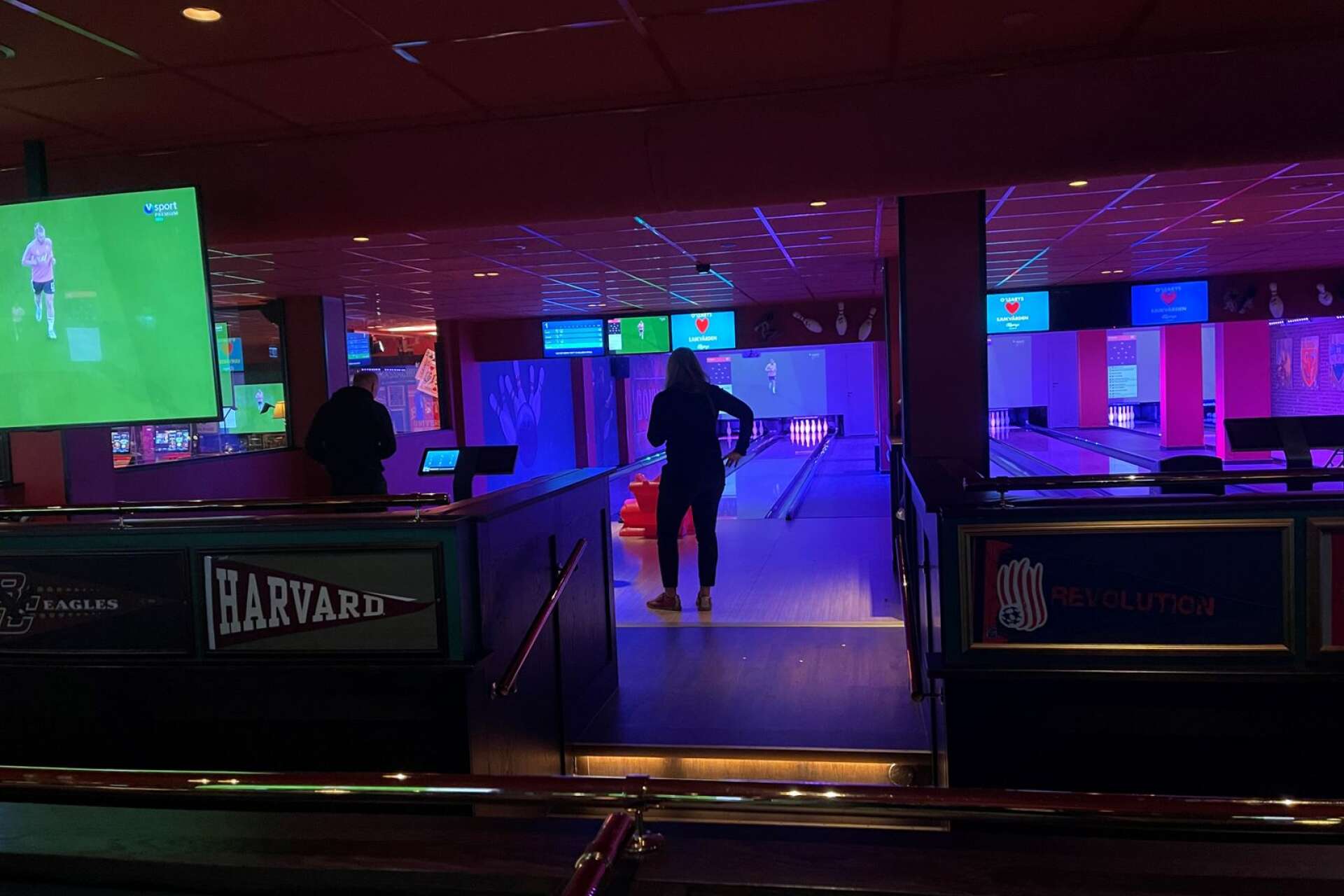 Bowlingbanorna på O’Learys precis efter öppning. En stund senare var de fullsatta.