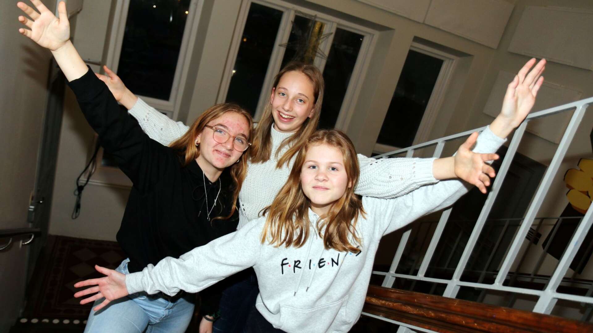Rand Aljundi, Julia Ostach och Emma Brandt förbereder sig inför dansuppdrag på en stor gala i Sandviken.