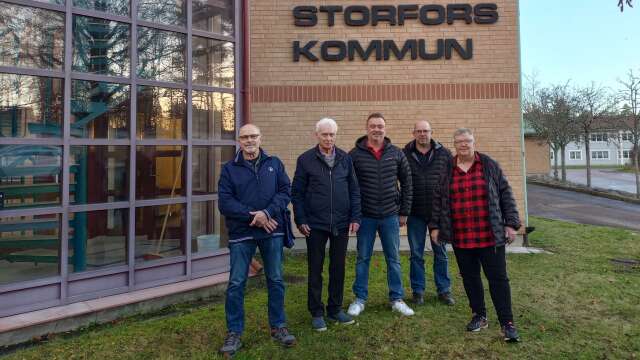 Storfors kommun är sist ut – men på måndagen presenterades en ny, styrande koalition. Från vänster i bild: Juhani Verkkoperä (SD), Peter Farrington (M), Per Henning (M), Mikael Lind (C), Eivor Lindberg (KD).