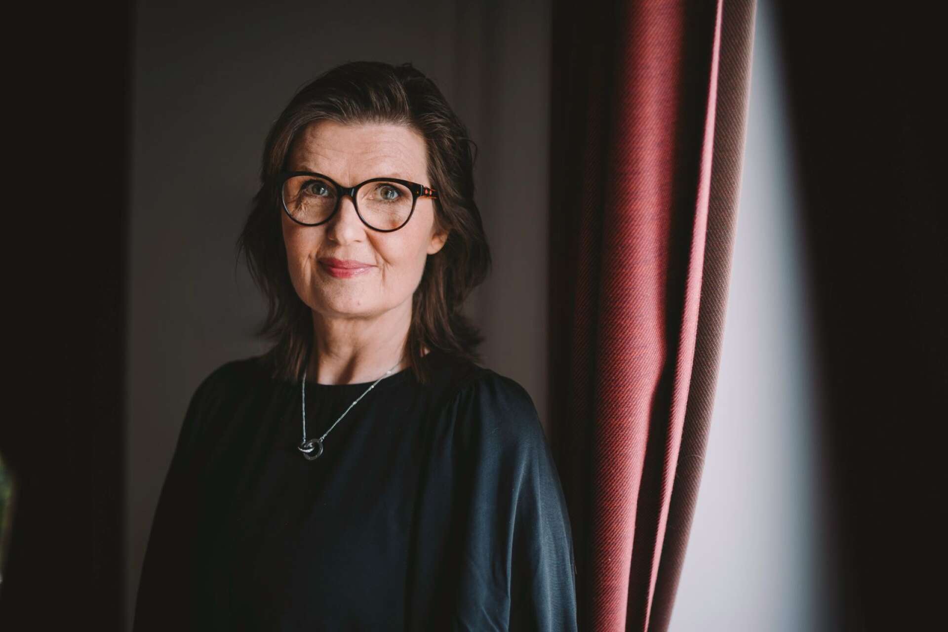 Nina van den Brink har skrivit den första biografin om Karlskogafödda författarsensationen Maja Ekelöf. Hon visar hela människan, bortom den sedvanliga Askungesagan om städerskan som blev författare.