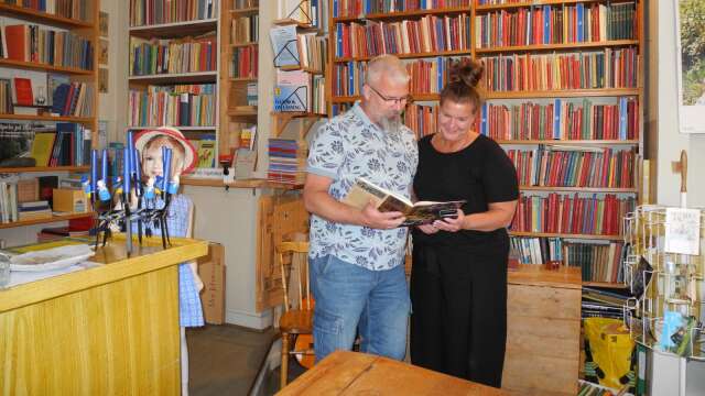 Jörgen Skoog och Anette Gustafsson från Åmål passade på att titta i gamla skolböcker när de var på besök hos Årbols skolmuseum. 