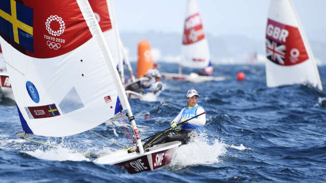Konkurrensen var stenhård – men Josefin Olsson seglade sig ända fram till prispall och knep silvermedaljen i laser radial på OS-regattan utanför Tokyo.