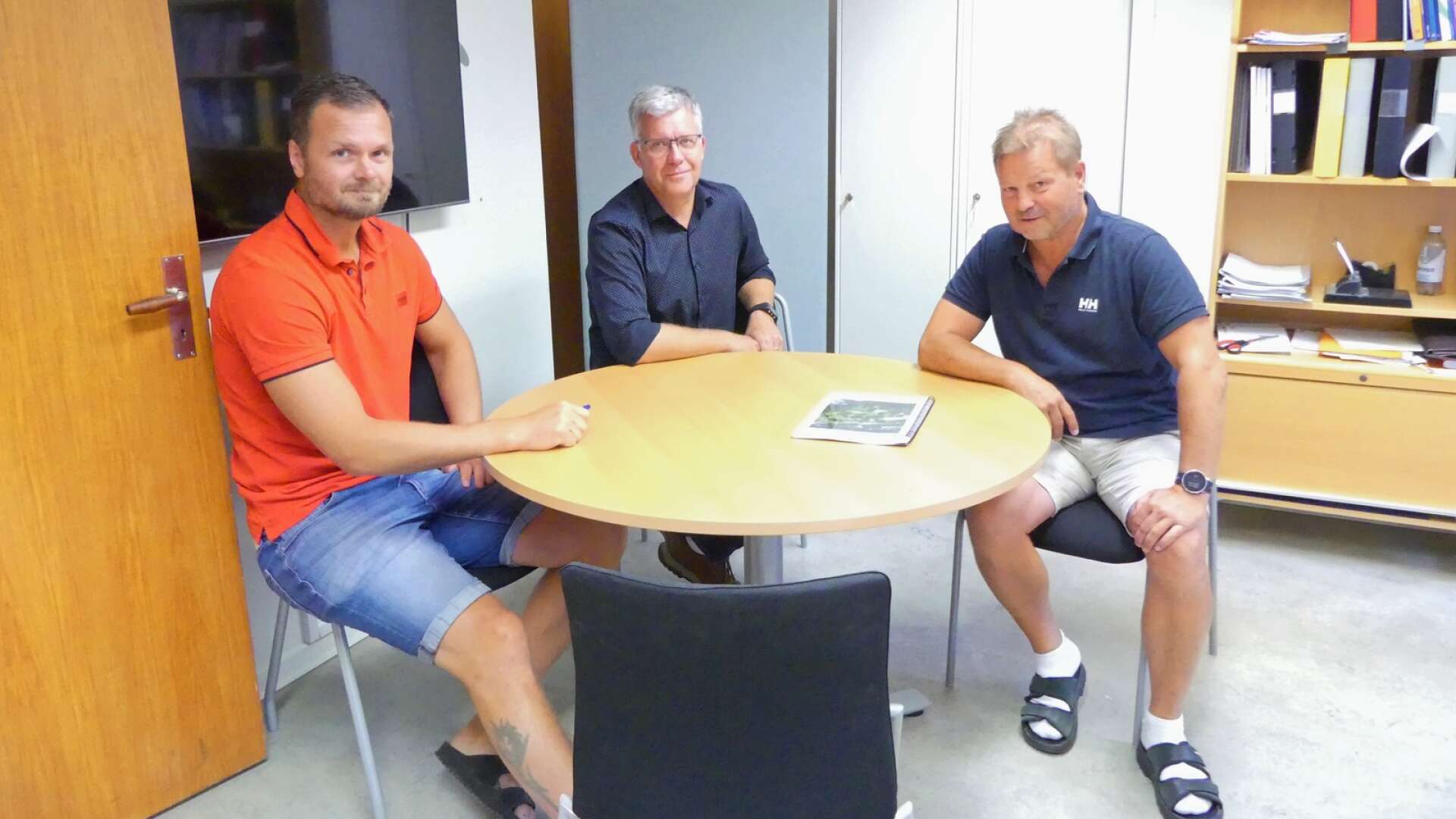 Peter Pettersson (mitten), förvaltningschef på Miljö- och byggnadsförvaltningen, samt bygglovsingenjör Johan Nilsson (till höger) och bygglovshandläggare Jimmy Karlsson (till vänster), berättar vad som gäller för fasadändringar. 