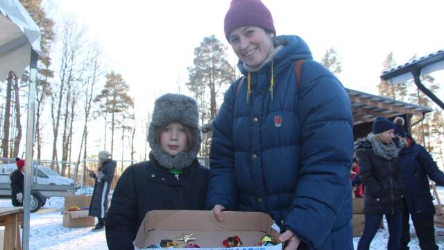 Eugene Nilsson Svensson och mamma Ulrika Roslund Svensson gjorde en del sista minuten fynd på vinterloppisen.